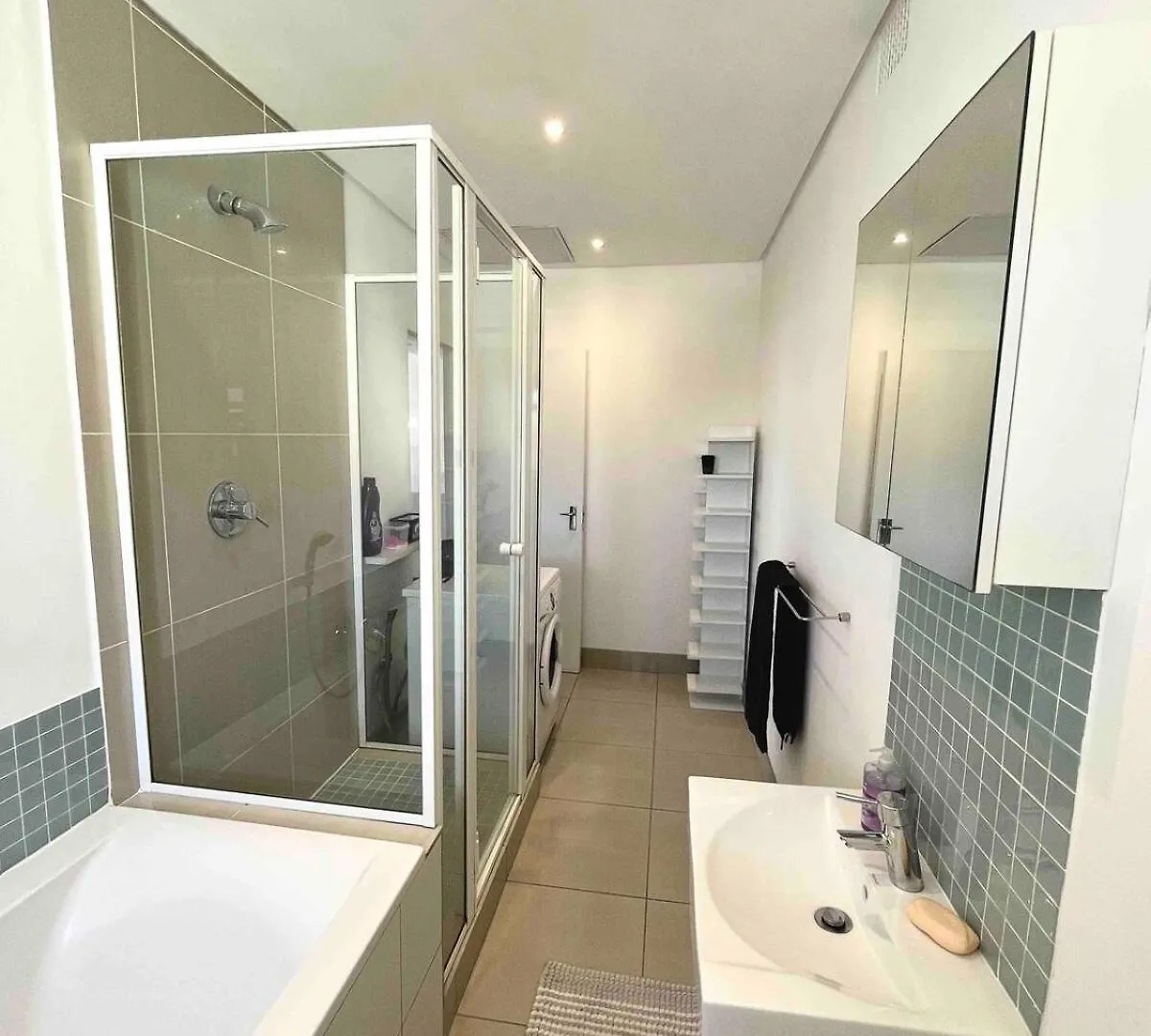 Sea-Views And Central In Quiet Block Cape Town