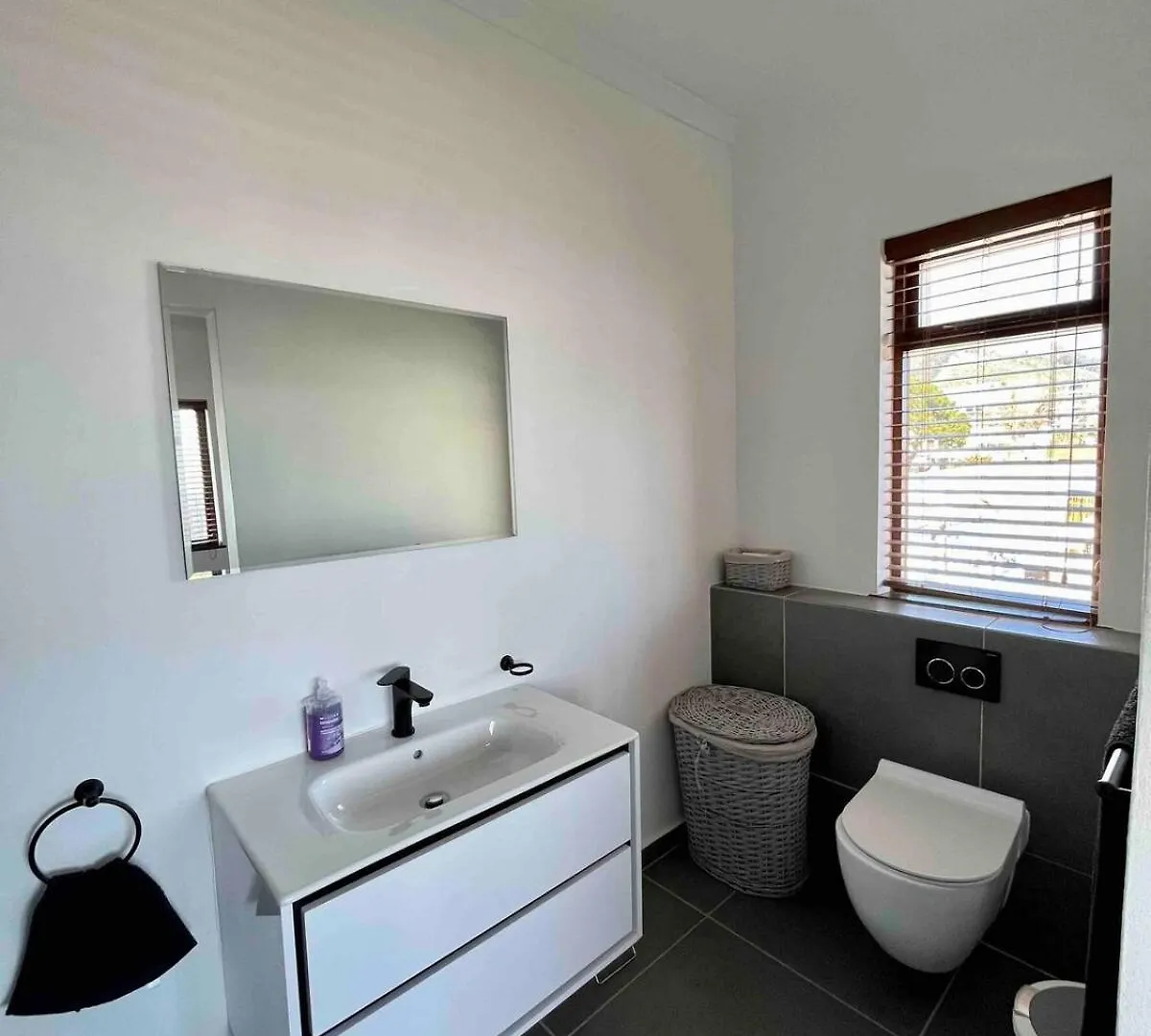 Apartment Sea-Views And Central In Quiet Block Cape Town